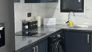 Fridge, microwave, oven - Studio, Sleeps 2 Near Northern Line Edgware St (Edgware)