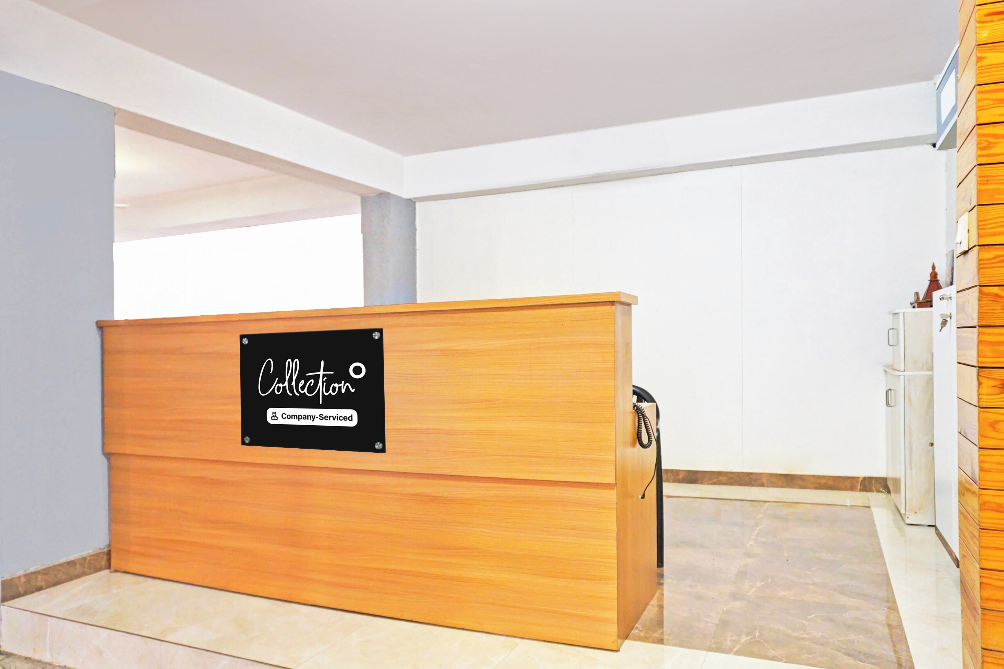Mostrador de recepción con un cartel que indica que es un punto de recogida de envíos de empresa.