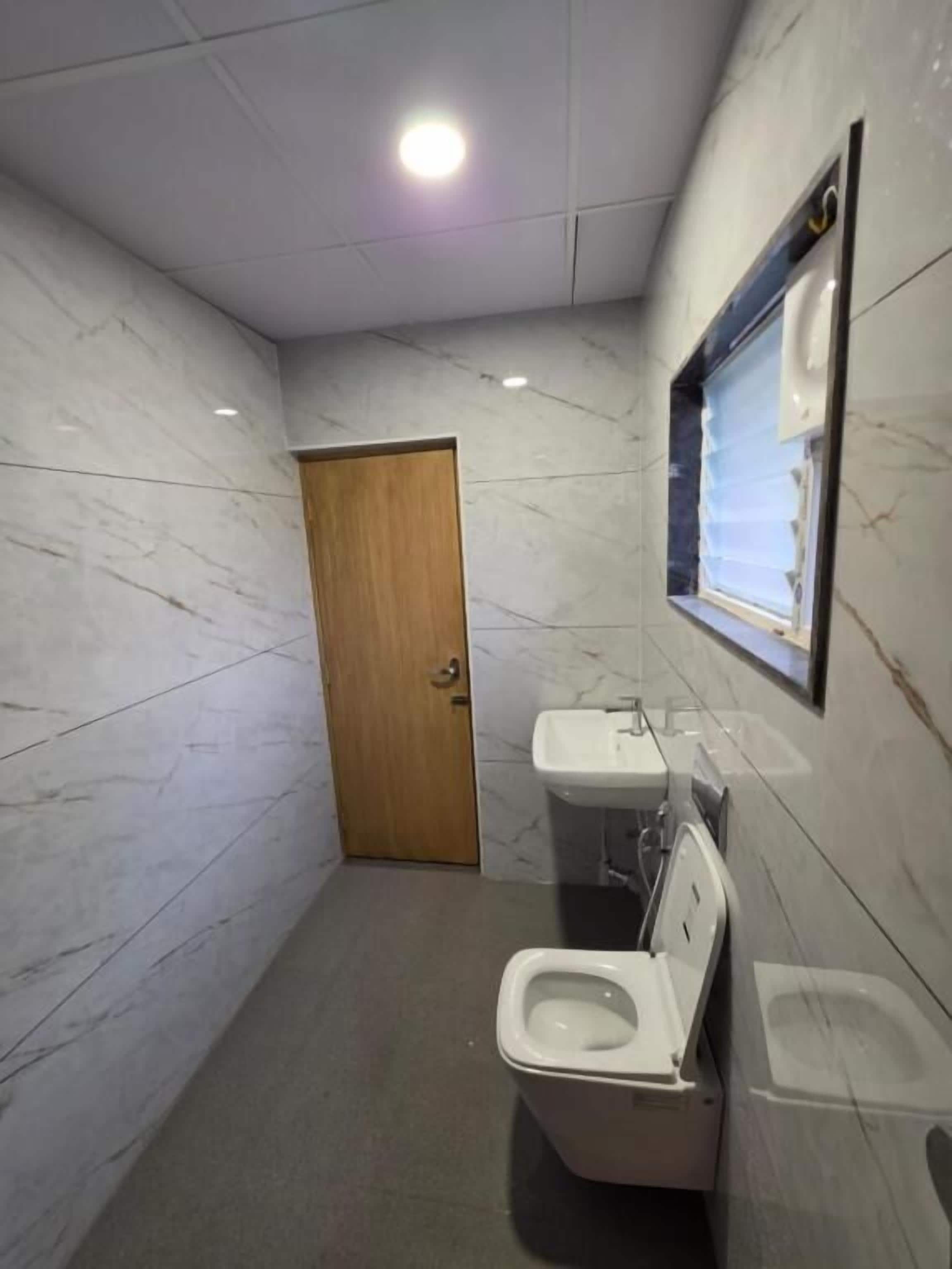 Une petite salle de bain privative équipée de toilettes, d’un bidet et d’un lavabo.