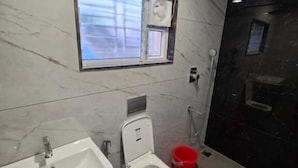 Un baño con lavabo, inodoro y ventana.