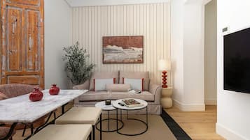 Una sala de estar moderna con un sofá, una mesa de centro y una planta en maceta.