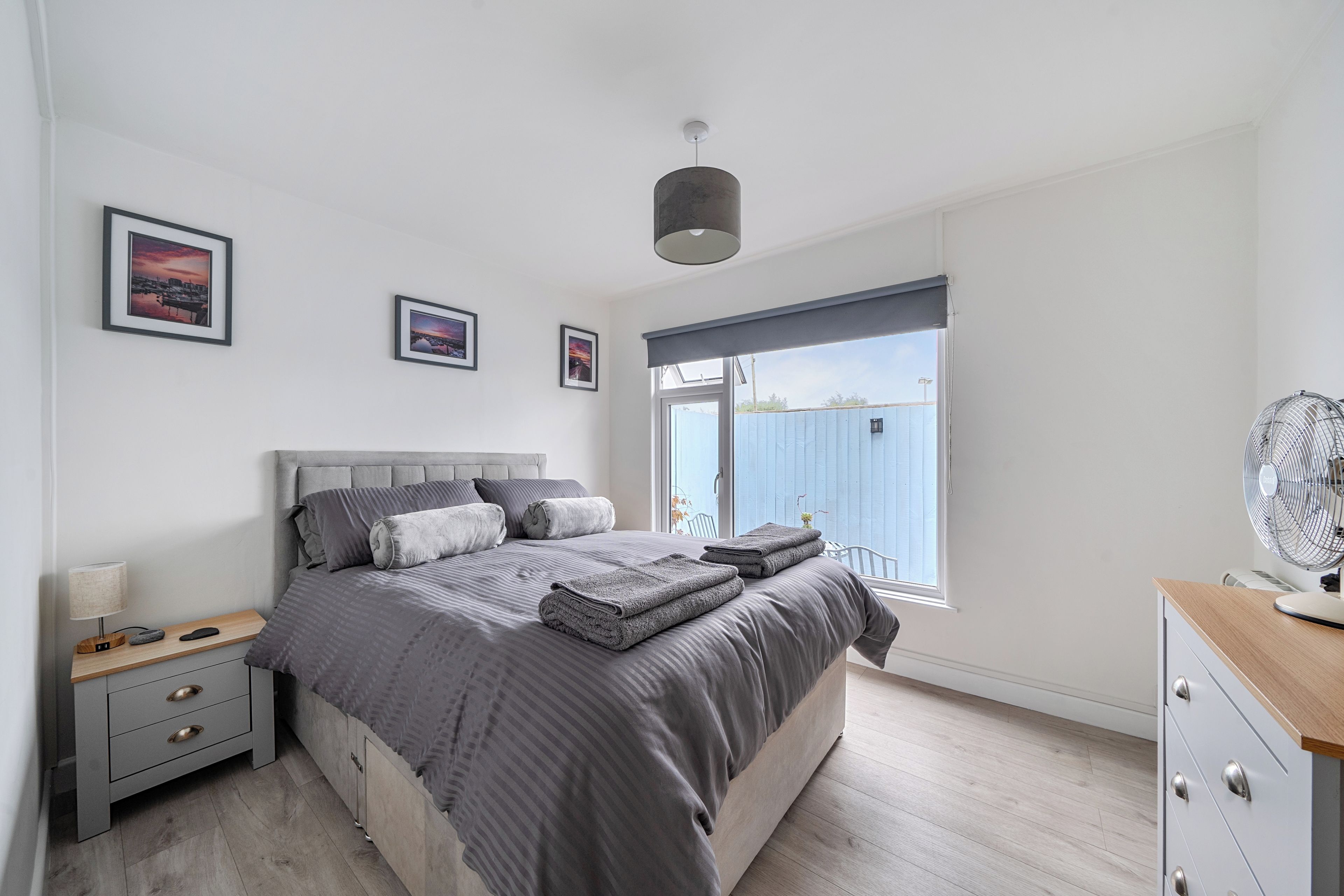 1 slaapkamer, een strijkplank/strijkijzer, beddengoed