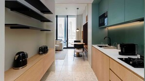 Eine moderne Küche mit integrierten Geräten, ein Essbereich mit Aussicht und ein minimalistisches Design.