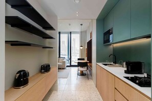 Eine moderne Küche mit integrierten Geräten, ein Essbereich mit Aussicht und ein minimalistisches Design.