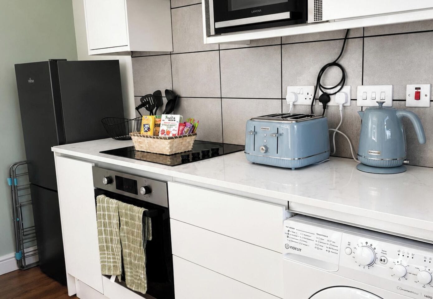 Refrigerador, microondas, horno y parrilla de estufa 