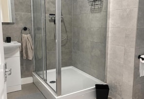 Shower, towels - 3 Bed Apartment - Near Nec, Bhx, Cbs, Ev Parking (Coventry)