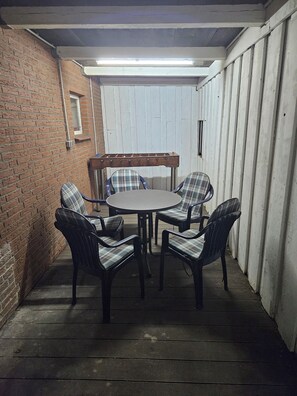 Dining - Ruhige Camp Anlage im hinterer Gartenbereich eines Wohnhauses (Halbemond)