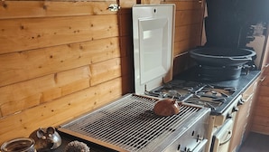 Réfrigérateur, un four, surface de cuisson, grille-pain