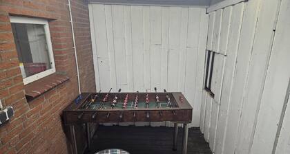 Ruhige Camp Anlage im hinterer Gartenbereich eines Wohnhauses