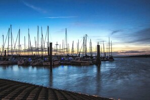 A marina with multiple boats docked at wooden piers. - Ruhige Camp Anlage im hinterer Gartenbereich eines Wohnhauses (Halbemond)
