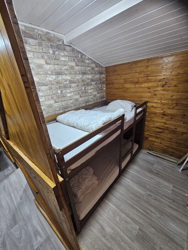 Room - Ruhige Camp Anlage im hinterer Gartenbereich eines Wohnhauses (Halbemond)