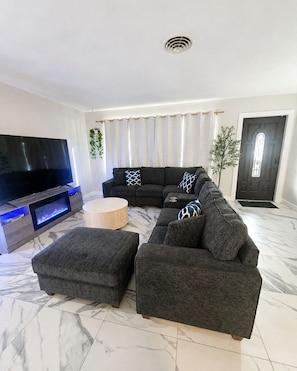 Smart TV, table tennis - Sunrise Social House | Pool, Games, Sleeps 23 (Fort Pierce)