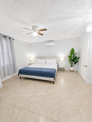 5 bedrooms, WiFi (free), bed sheets - Sunrise Social House | Pool, Games, Sleeps 23 (Fort Pierce)