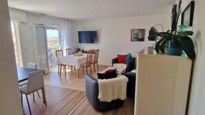 Living area - Port Fréjus: 3-room apartment with AC, garage, Wi-Fi (Fréjus)