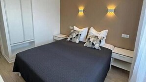 Iron/ironing board, WiFi, bed sheets - Port Fréjus: 3-room apartment with AC, garage, Wi-Fi (Fréjus)