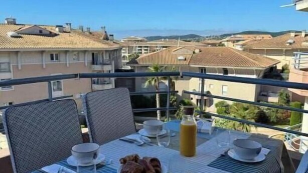Outdoor dining - Port Fréjus: 3-room apartment with AC, garage, Wi-Fi (Fréjus)