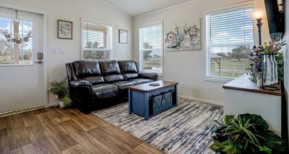 Tiny Home Retreat Close to Lake Granbury