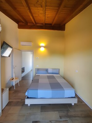 WiFi, bed sheets - 'La Cà De' Mi Vecc' with Private Terrace and Wi-Fi (Costa)