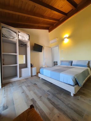 WiFi, bed sheets - 'La Cà De' Mi Vecc' with Private Terrace and Wi-Fi (Costa)