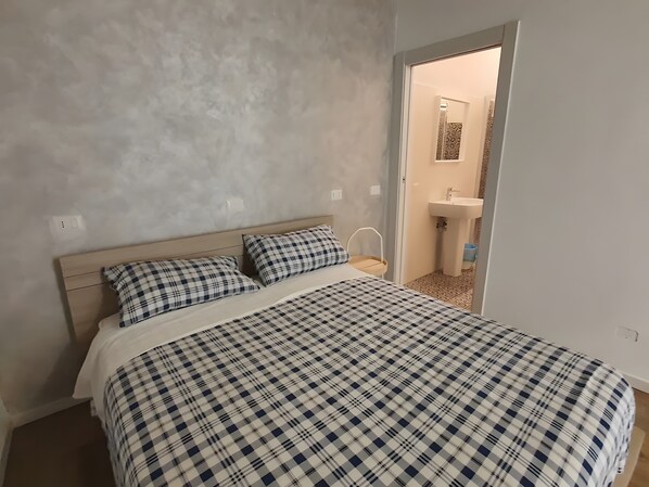 WiFi, bed sheets - 'La Cà De' Mi Vecc' with Private Terrace and Wi-Fi (Costa)