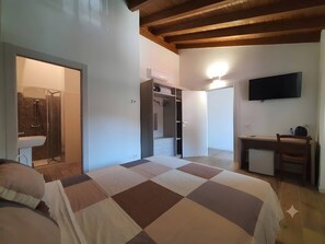 WiFi, bed sheets - 'La Cà De' Mi Vecc' with Private Terrace and Wi-Fi (Costa)