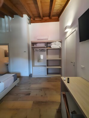 WiFi, bed sheets - 'La Cà De' Mi Vecc' with Private Terrace and Wi-Fi (Costa)