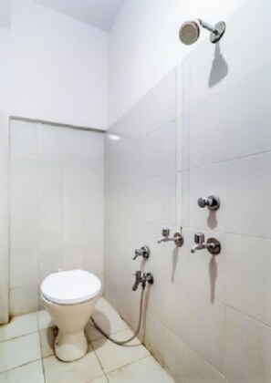 Ducha, artículos de higiene personal gratuitos y toallas