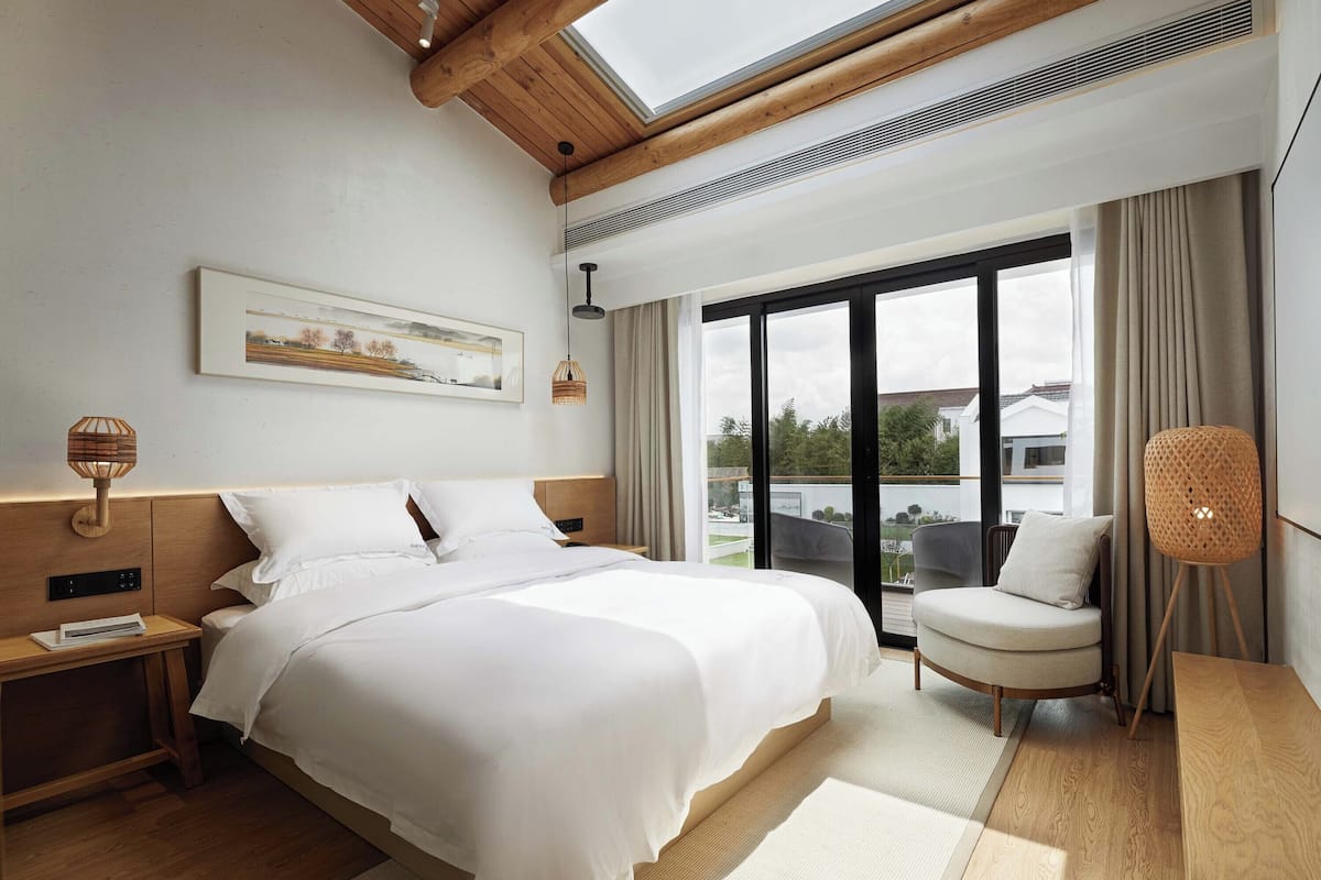 Habitación romántica con 2 camas individuales, balcón, vistas al jardín | Escritorio, espacio para trabajar con un portátil, cortinas opacas
