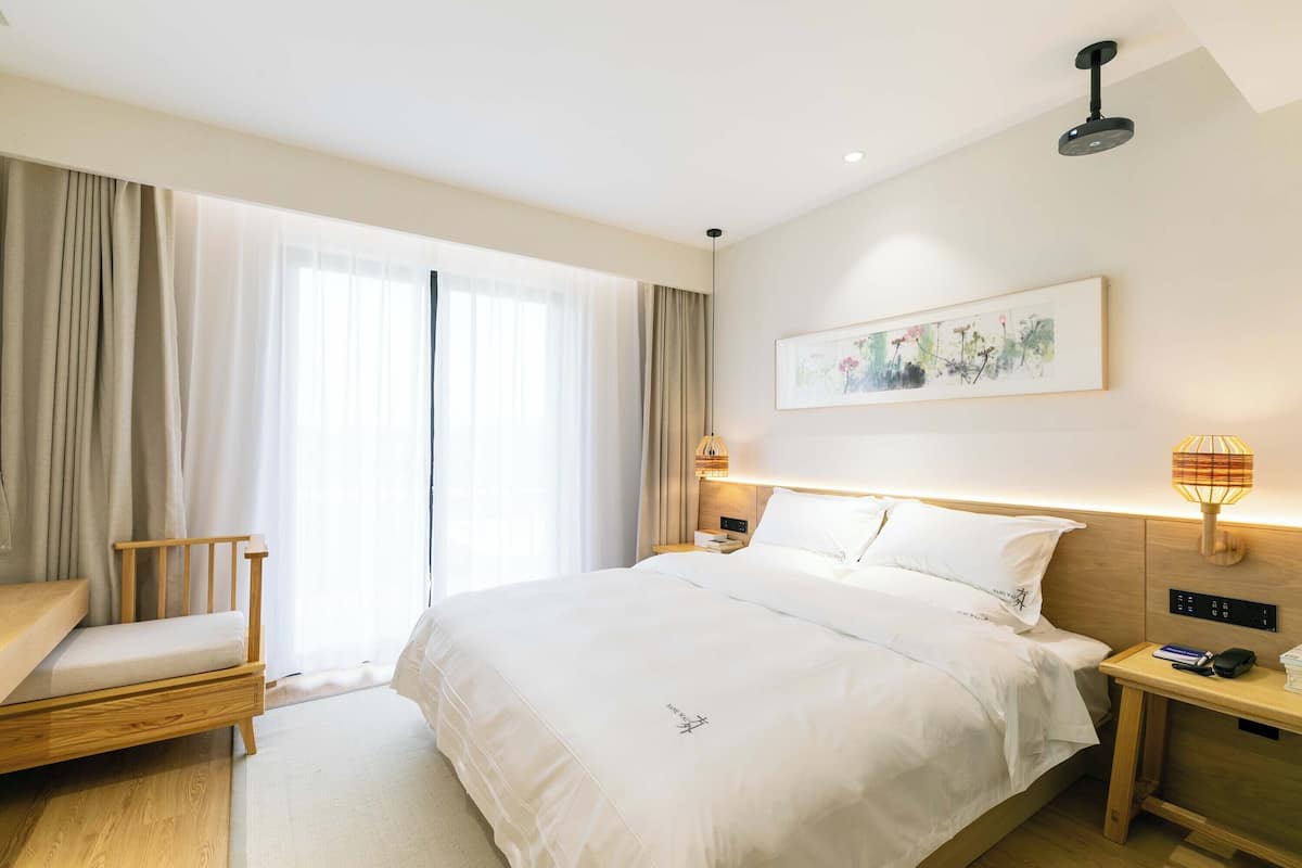 Habitación Confort doble, vistas al jardín | Escritorio, espacio para trabajar con un portátil, cortinas opacas