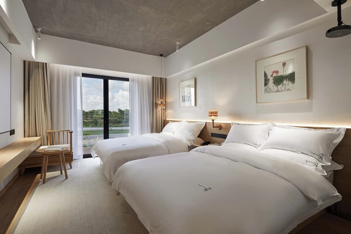 Habitación Deluxe con 2 camas individuales, vistas al jardín | Escritorio, espacio para trabajar con un portátil, cortinas opacas