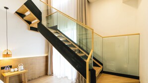 家庭套房, 陽台, 花園景觀 | 高級寢具、書桌、筆電工作空間、遮光布/窗簾