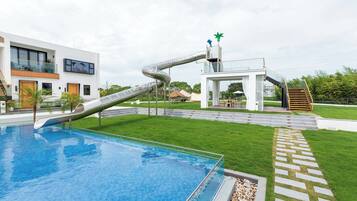Outdoor pool, pool umbrellas, sun loungers
