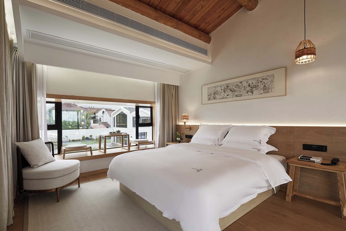 Habitación de estilo japonés con una cama doble, balcón, vistas al jardín | Escritorio, espacio para trabajar con un portátil, cortinas opacas