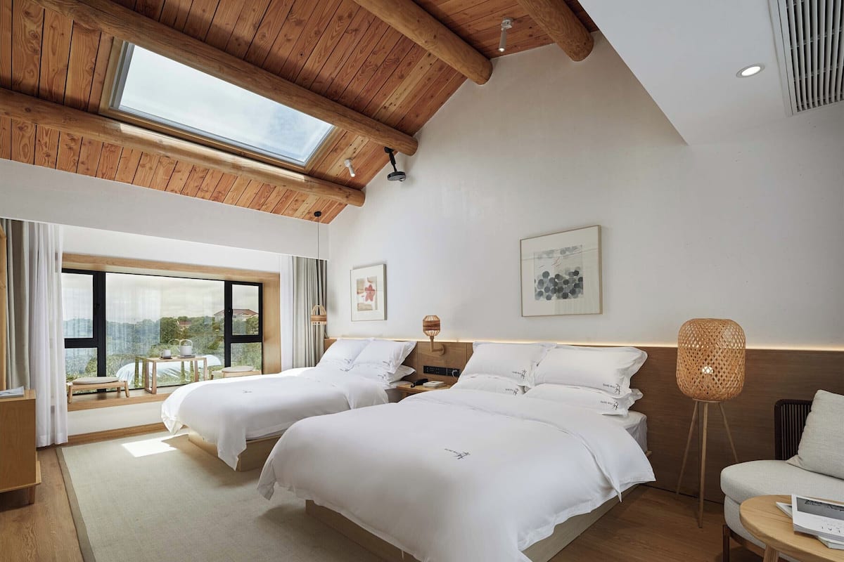Habitación superior con 2 camas individuales, balcón, vistas al jardín | Escritorio, espacio para trabajar con un portátil, cortinas opacas