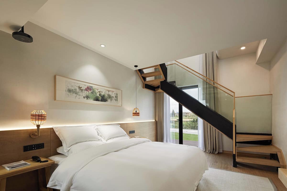 Suite familiar, balcón, vistas al jardín | Ropa de cama de alta calidad y escritorio