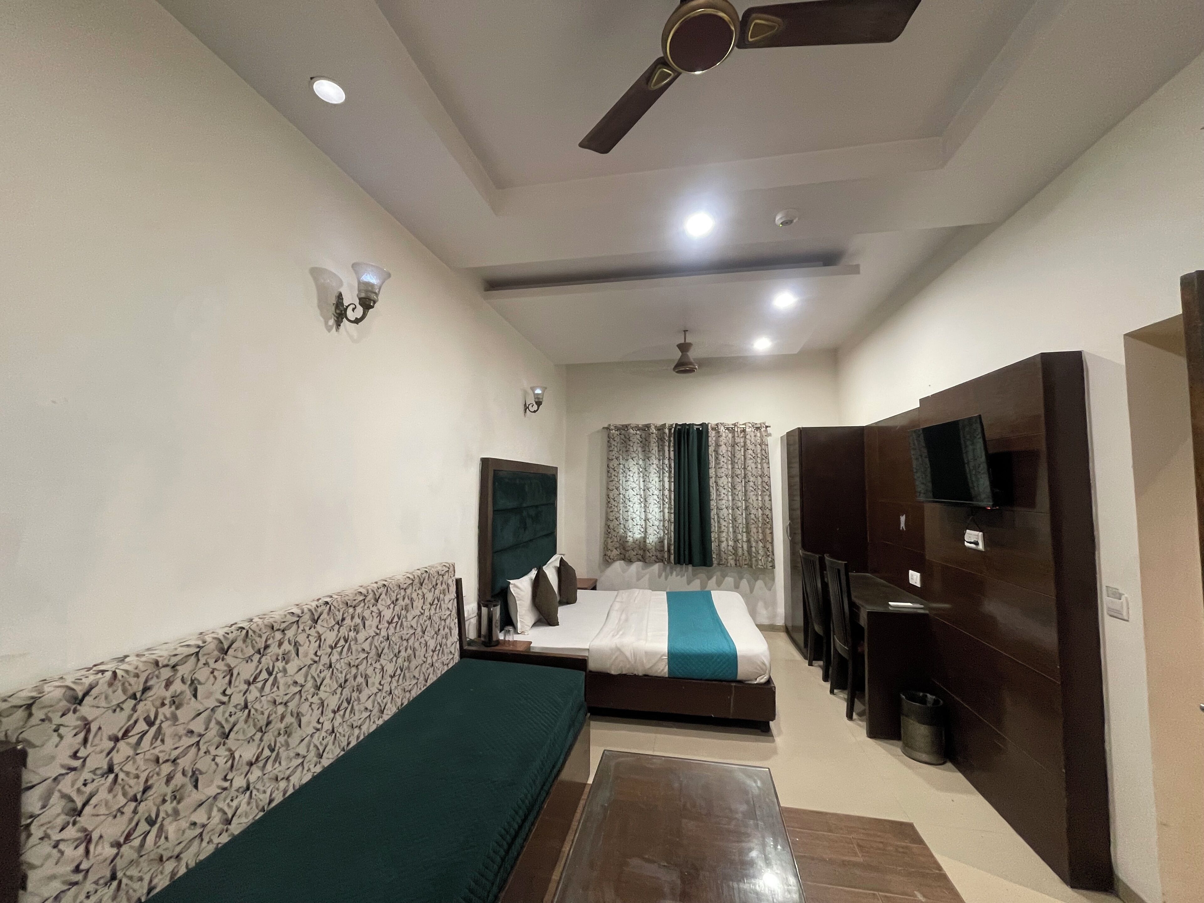 Double Room | Desk, laptop workspace, free WiFi