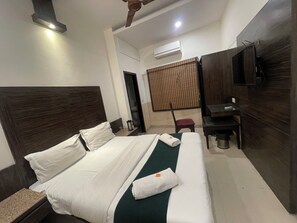 Desk, laptop workspace, free WiFi - The Mohan By LIVIQ Delhi Railway Station (Delhi)