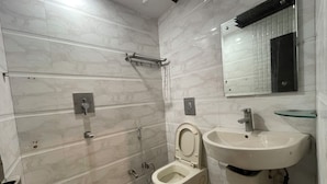 Chambre double | Salle de bain | Douche, articles de toilette (gratuits), serviettes fournies, savon