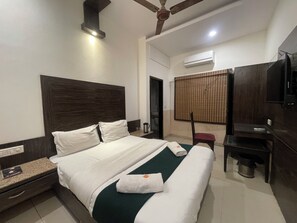 Desk, laptop workspace, free WiFi - The Mohan By LIVIQ Delhi Railway Station (Delhi)