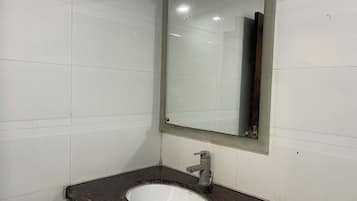 Dusche, kostenlose Toilettenartikel, Handtücher, Seife