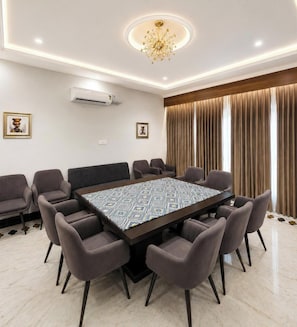 Habitación ejecutiva, vista a la ciudad | Sala de reuniones