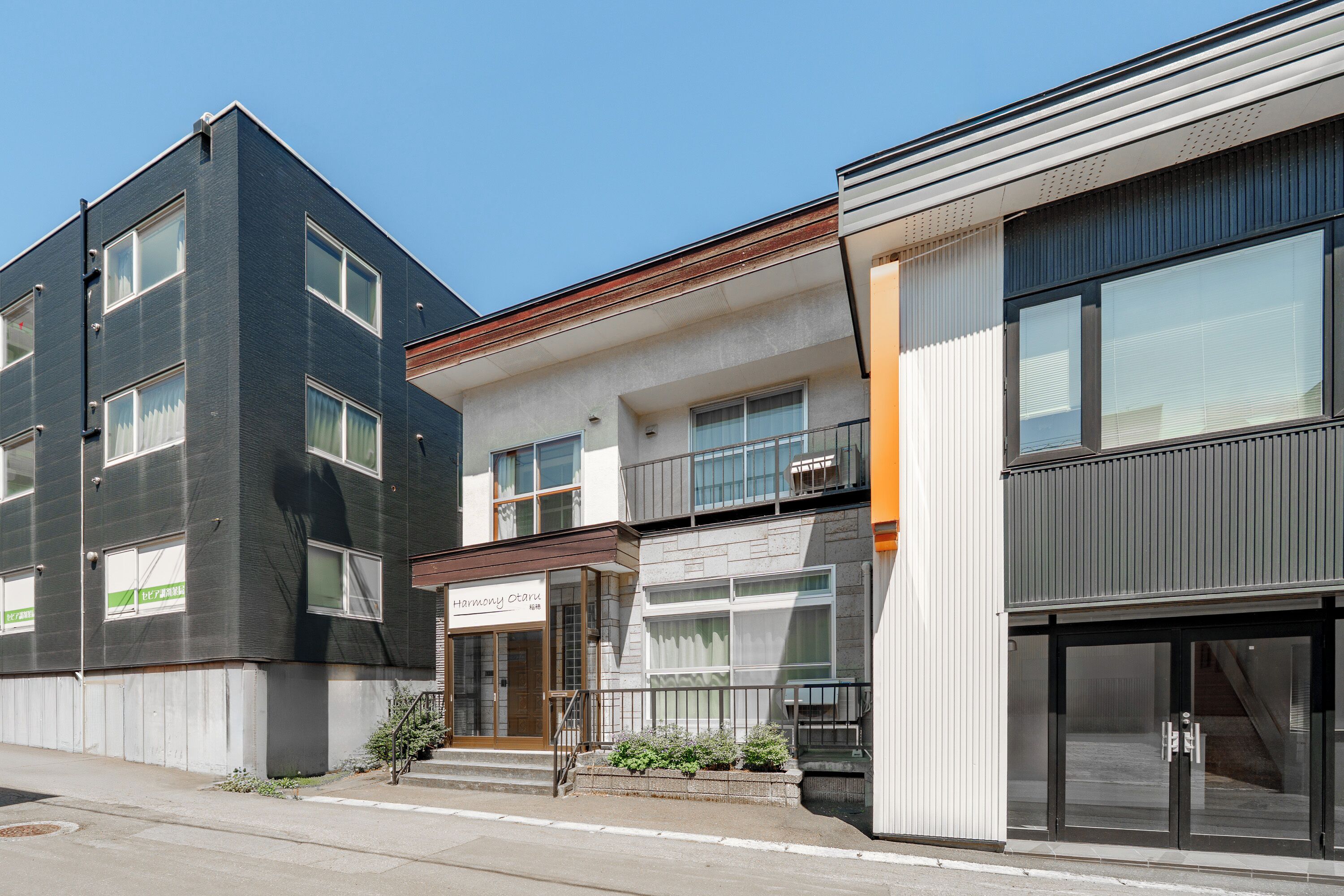 Un edificio moderno de dos pisos con escaparate en la planta baja.