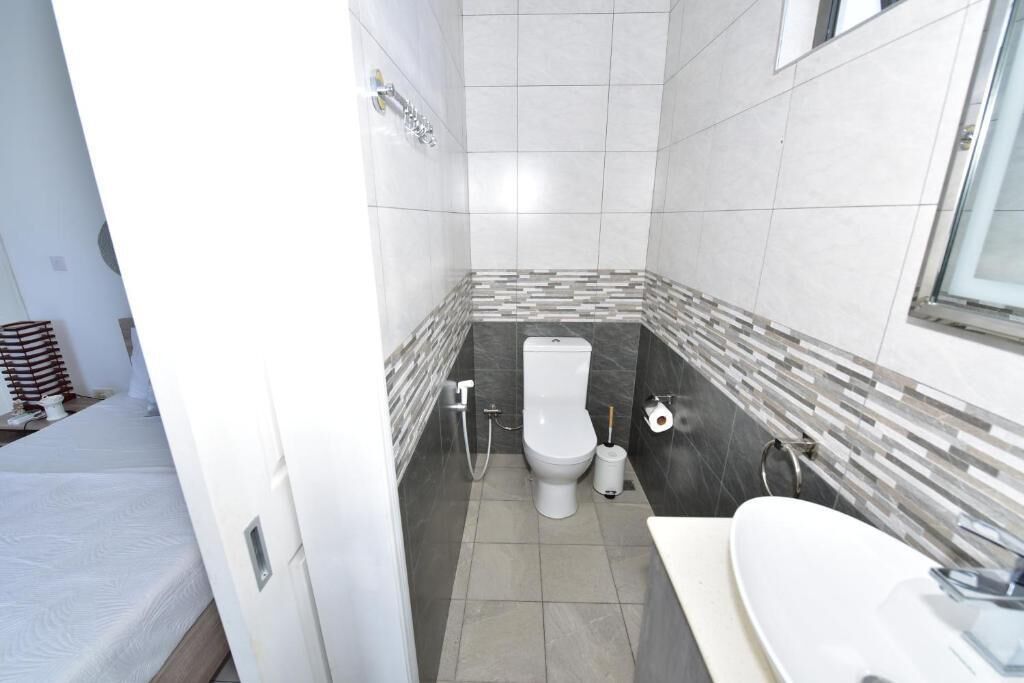 Ein Badezimmer mit Toilette, Bidet und Waschbecken.