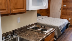Quarto solteiro luxo, 1 cama King, para não fumantes, cozinha americana | Cozinha privada | Geladeira, micro-ondas, talheres/pratos/utensílios de cozinha