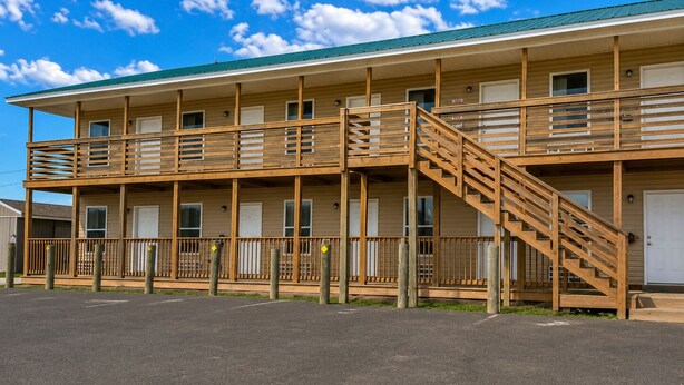 Un motel de varios pisos con una escalera central y balcones.