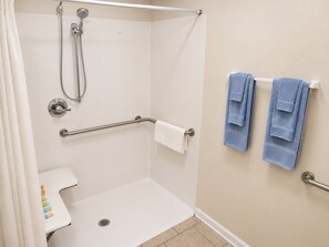 Habitación individual Deluxe, 1 cama King size, para no fumadores, cocineta | Baño | Tina con regadera, toallas, jabón, shampoo 