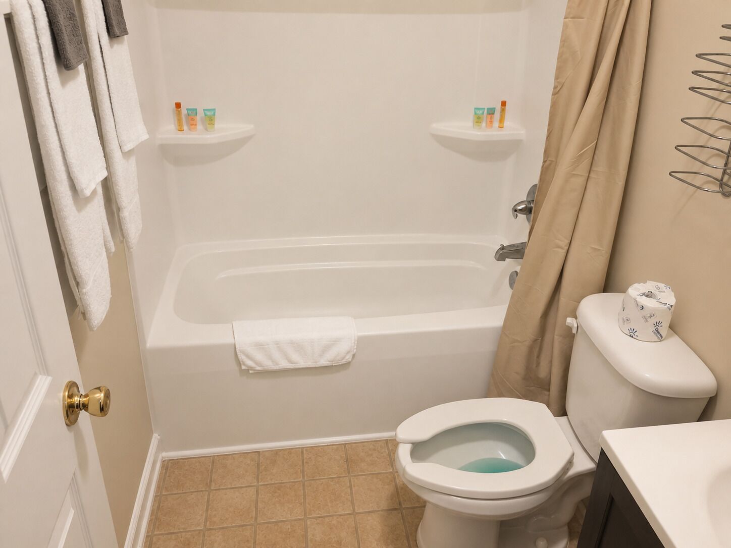 Habitación clásica doble, 2 camas de matrimonio, no fumadores, cocina básica | Baño | Ducha y bañera combinadas, toallas, jabón y champú