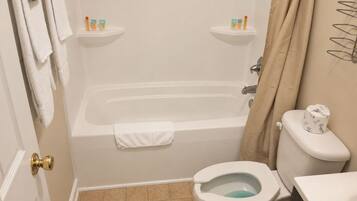 Habitación clásica doble, 2 camas de matrimonio, no fumadores, cocina básica | Baño | Ducha y bañera combinadas, toallas, jabón y champú