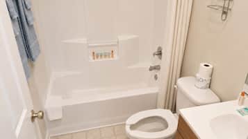 Classic Twin Room, 2 Twin Beds, Non Smoking | Bathroom | Combined shower/tub, towels, soap, shampoo