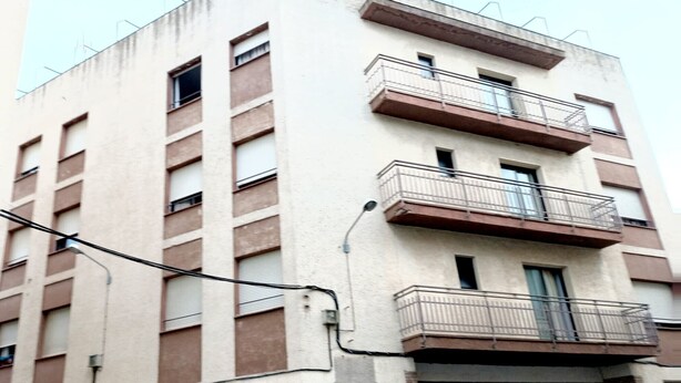 A multi-story building with balconies and windows. - Room 'Habitac. Doble - Cama De Matrimonio' with Shared Pool, Shared Terrace and Wi-Fi (Llançà)